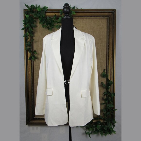 Danielle Bernstein Blazer with Ring Closure Detail - Picture 1 of 7